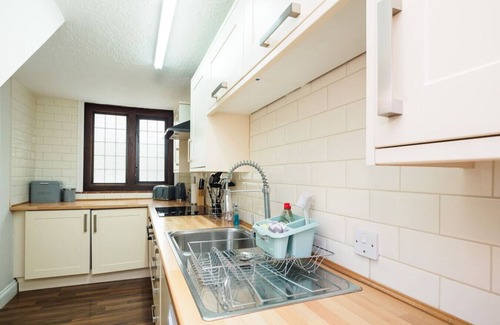 Upper Dicker House | Luxury Cottage with Tennis Court, Hot Tub and BBQ