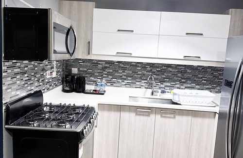 Harbour View House | Luxury crib 5 minutes from the airport & 2 Minutes from the beach