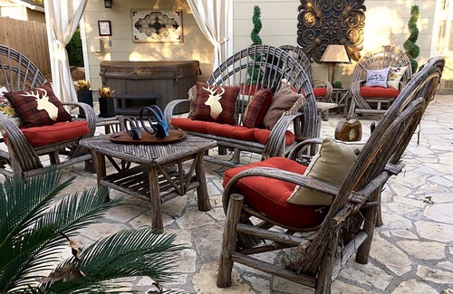 Fredericksburg Cottage | ❤️Luxury Crockett Street Retreat, hot tub and outdoor fireplace! Downtown