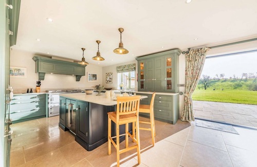 Sibford Gower House | Luxury dog friendly holiday home with large garden in the Cotswolds - Hill View House