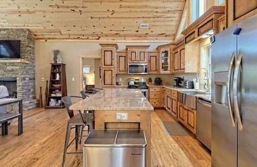 Murphy House | Luxury Dog Friendly Chalet in Murphy, NC with Views and fenced yard!