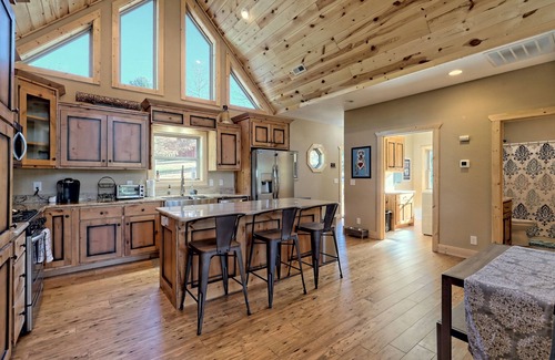 Murphy House | Luxury Dog Friendly Chalet in Murphy, NC with Views and fenced yard!