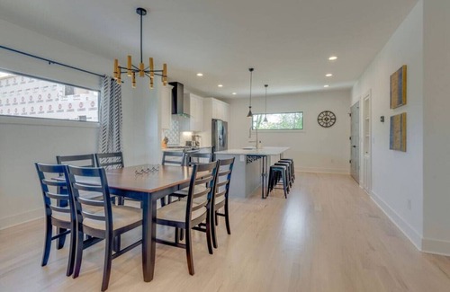 Chestnut Hill House | Luxury Downtown Nashville Rooftop Deck 11 Beds
