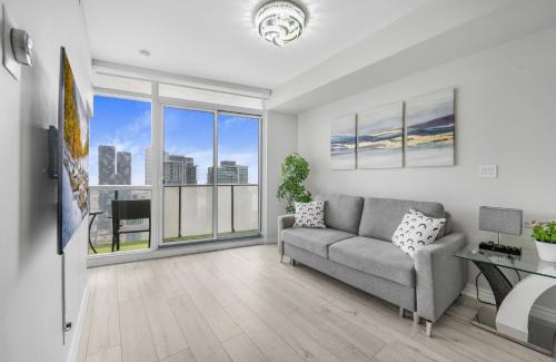 Downtown Toronto Apartment | Luxury Downtown Toronto 2 Bedroom Suite with City and Lake Views and Free Parking