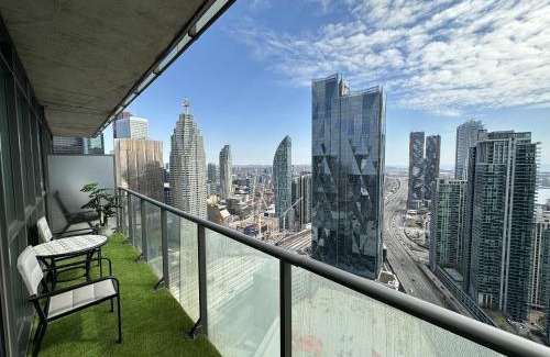 Downtown Toronto Apartment | Luxury Downtown Toronto 2 Bedroom Suite with City and Lake Views and Free Parking