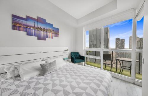 Downtown Toronto Apartment | Luxury Downtown Toronto 2 Bedroom Suite with City and Lake Views and Free Parking