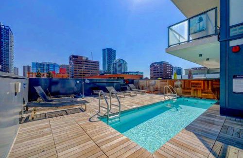 Connaught Apartment | LUXURY DT, 2 Bedroom DEAL, Private Balcony, Full Kitchen, Gym - FREE PARKING