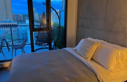 Connaught Apartment | LUXURY DT, 2 Bedroom DEAL, Private Balcony, Full Kitchen, Gym - FREE PARKING