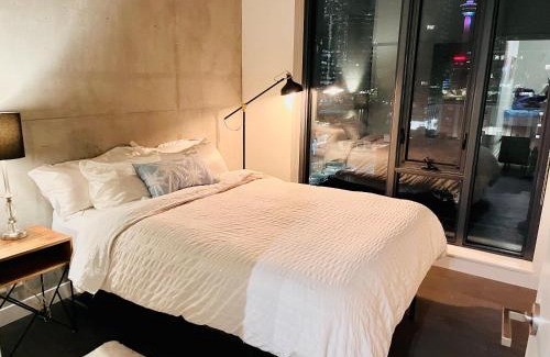 Connaught Apartment | LUXURY DT, 2 Bedroom DEAL, Private Balcony, Full Kitchen, Gym - FREE PARKING