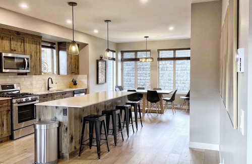 Sun Peaks House | 🌟Luxury Echo Landing🌟 Ski-in/Ski-Out 3 Bdrm Townhome with Hot Tub