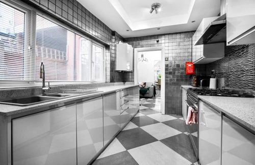 Birmingham House | Luxury Edgbaston Townhouse - Terrace - Parking