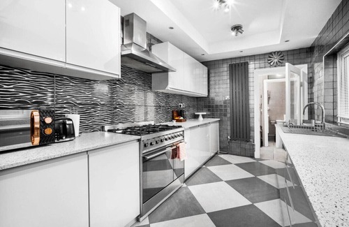 Birmingham House | Luxury Edgbaston Townhouse - Terrace - Parking