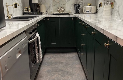 Heybridge Apartment | Luxury En-Suite - The Bright Suite