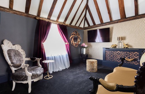 Heybridge Apartment | Luxury En-Suite - The Bright Suite