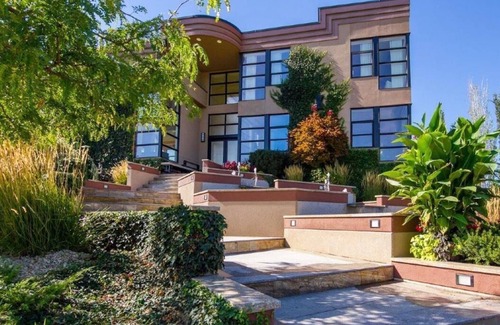 Southeast Kelowna Villa | Luxury Estate Villa