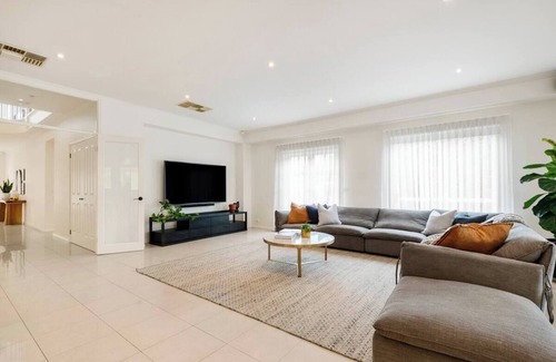 Springvale South House | Luxury Family Home With Full Gymnasium & Spa. Enjoy 5 Spacious bedrooms.