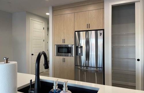 Calgary House | Luxury Family Retreat: 6 Bedroom & Double Garage