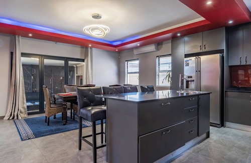 Bloubergstrand House | Luxury Family Villa | Grill | Smart TV | A/C