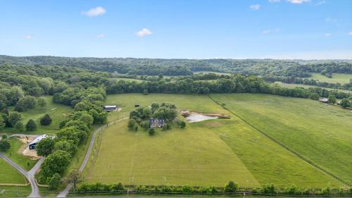 Thompson's Station House | Luxury Farm House with Game room & Outdoor Retreat