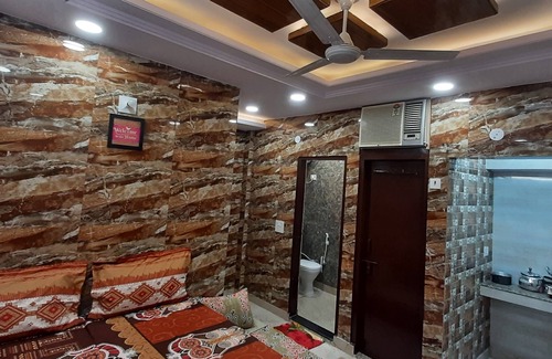 Lajpat Nagar Apartment | Luxury flat in foreigner areof lajpat nagar with fully equipped kitch