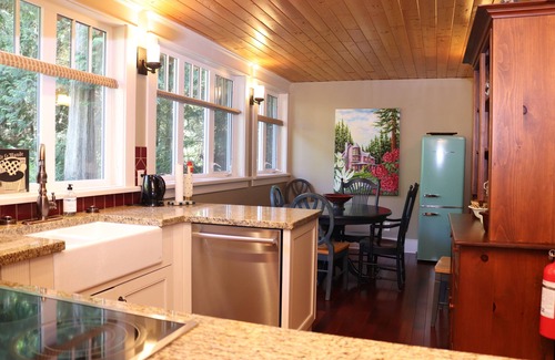 Roberts Creek House | Luxury Forest Escape in Roberts Creek with Sauna