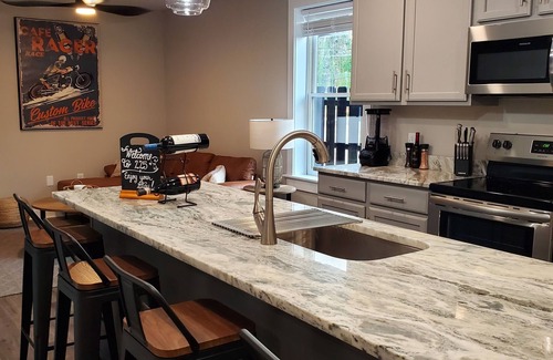 Petersburg Condo | LUXURY FULLY FURNISHED GATED OFF STREET PARKING