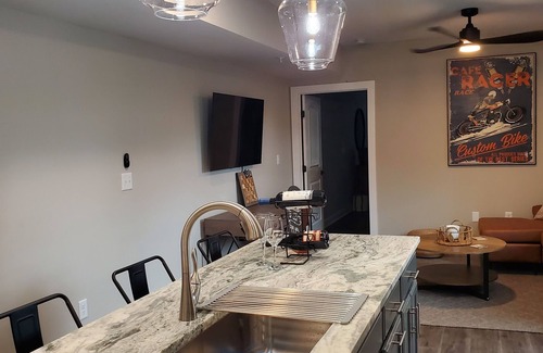 Petersburg Condo | LUXURY FULLY FURNISHED GATED OFF STREET PARKING