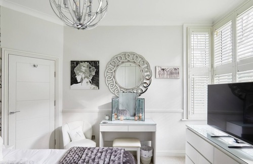 Chiswick Riverside Apartment | Luxury fully modernised one bedroom appartment in leafy Grove Park, Chiswick, W4