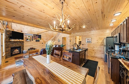 White Oak Lodge Cabin | Luxury Getaway @GTBurg DWNTN. HotTub. BeachPool .Games. Karaoke. Coffee Bar.