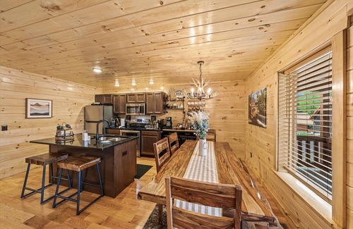 White Oak Lodge Cabin | Luxury Getaway @GTBurg DWNTN. HotTub. BeachPool .Games. Karaoke. Coffee Bar.