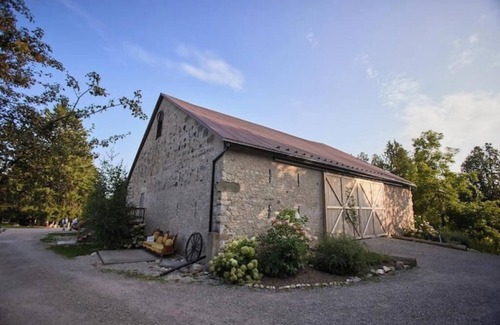 Elora Cabin | Luxury Glamping on Elora Sunflower Farm - Honeybee