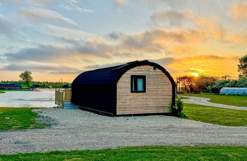 Frampton Cabin | Luxury Glamping Pod over Fishing Lake