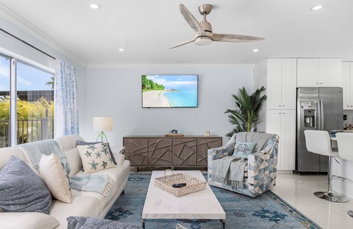 Central Naples House | Luxury Golf-Front Retreat | 3BR/3BA | HTD Pool, Jacuzzi, GOLF AVAILABLE