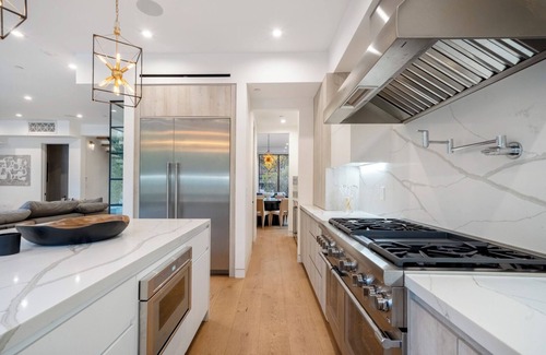 Sherman Oaks House | Luxury Green villa! 6bdr w pool and theatre