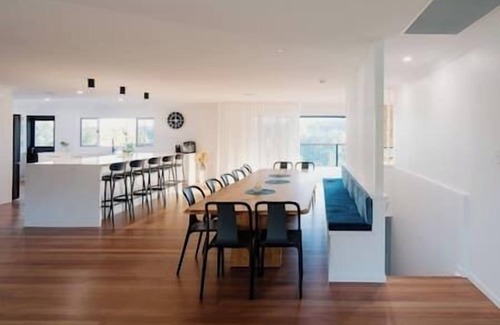 Montville House | Luxury Group Retreat Pool, Sauna Hair/Makeup Room!