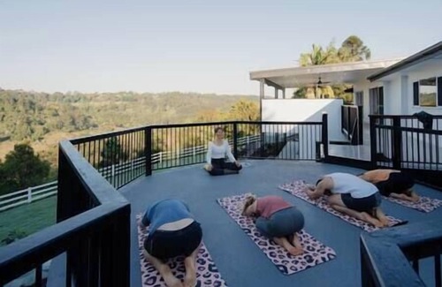 Montville House | Luxury Group Retreat Pool, Sauna Hair/Makeup Room!