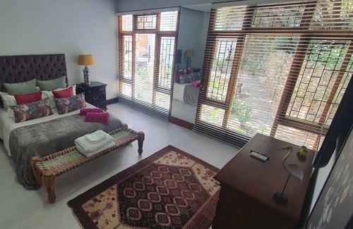 Waverley House | Luxury Guesthouse Co @ ouVrystaatHuis