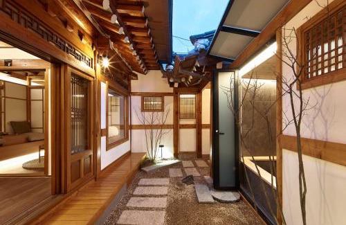 Gahoe-dong Villa | Luxury Hanok Heritage Courtyard