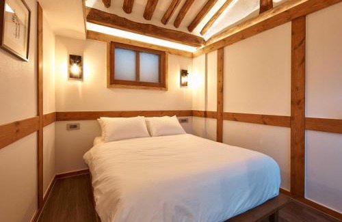 Gahoe-dong Villa | Luxury Hanok Heritage Courtyard