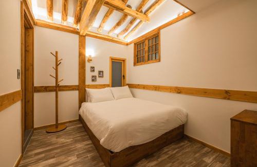 Gahoe-dong Villa | Luxury Hanok The Bukchon Noble