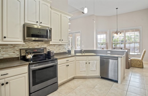 Lakeland House | Luxury Heated Pool Home, 85 inch TV, King bed