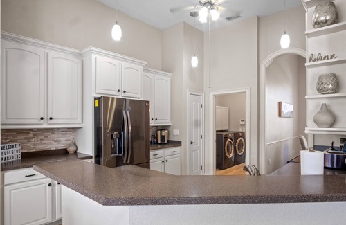 Lakeland House | Luxury Heated Pool Home, 85 inch TV, King bed