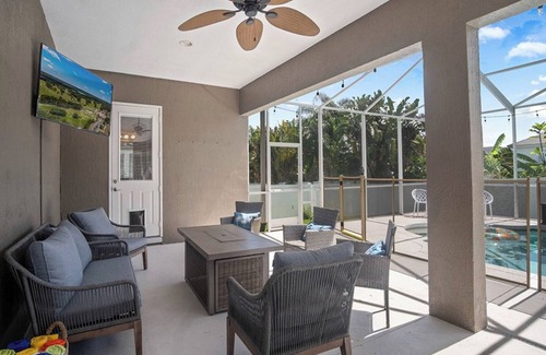 Lakeland House | Luxury Heated Pool Home, 85 inch TV, King bed