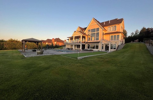 Langley House | Luxury Highpoint Equestrian Estate Retreat