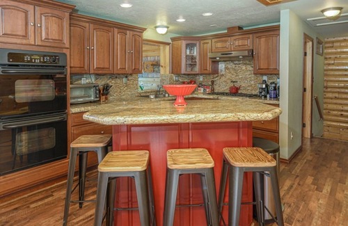 Pine Cove Cabin | Luxury Hilltop Log Cabin On 4.5 Acres. Panoramic Views and Pet Friendly