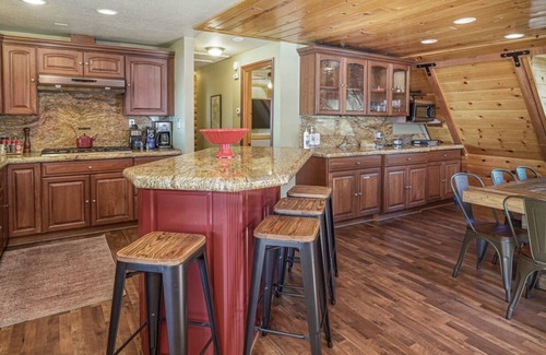 Pine Cove Cabin | Luxury Hilltop Log Cabin On 4.5 Acres. Panoramic Views and Pet Friendly