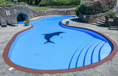 Ivybridge Apartment | Luxury holiday apartment 2 heated pools tennis court lake victorian gardens