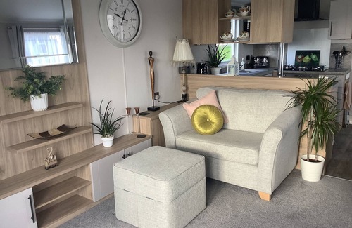 Fenny Bentley Ski Chalet | Luxury Holiday Home, Large Balcony, Quality Outdoor Furniture, BBQ - Indoor Pool