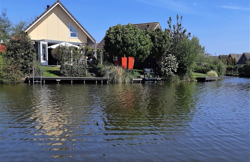 Medemblik House | Luxury Holiday Home, Large Garden, Free Motorboat Usage for Our Guests