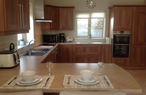 Killarney House | Luxury Home 3 mins to Nat Park, priv parking 4 cars, Secure Gates for families